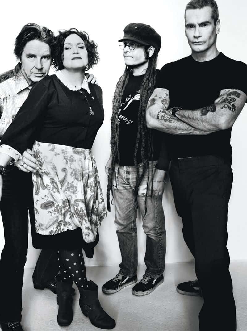 Black Flag Band 桌布 壁紙 — 四位樂隊成員在純白色背景前，自信地擺出鮮明的黑白工作室肖像姿勢。