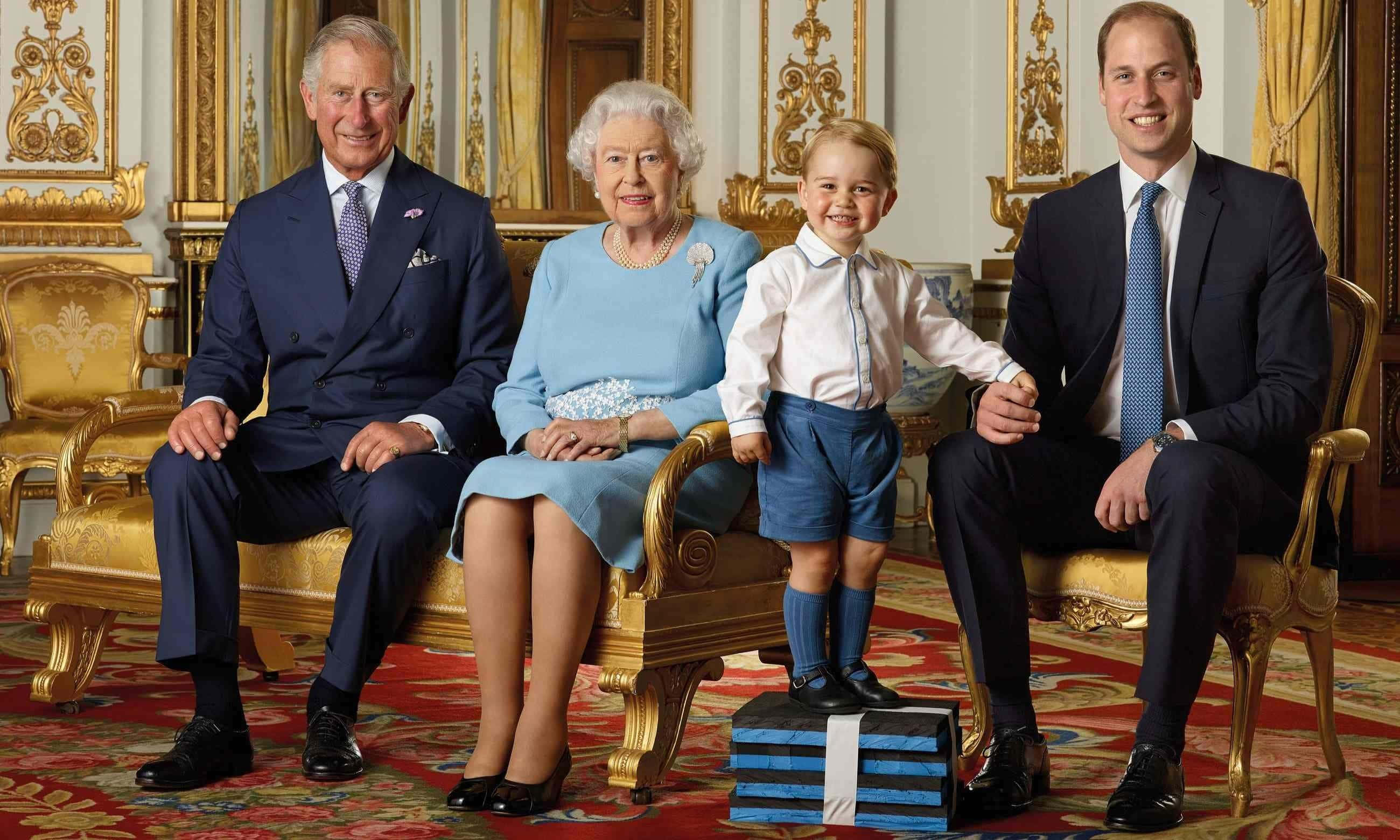 Queen Elizabeth 桌布 壁紙 — 四位皇室成員在華麗的宮殿房間內，端坐在裝飾精美的金色椅子上，房間飾有精緻的金色細節和豐富的紅色圖案地毯。