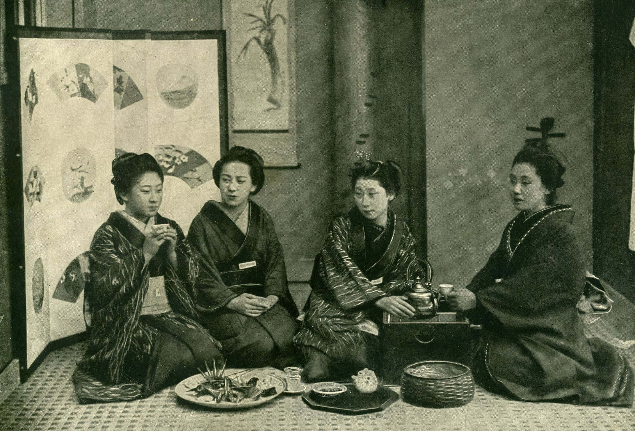 Japanese 桌布 壁紙 — 四位穿著傳統和服的女性坐在日式房間的榻榻米上，在安靜的文化聚會中分享茶和小吃。