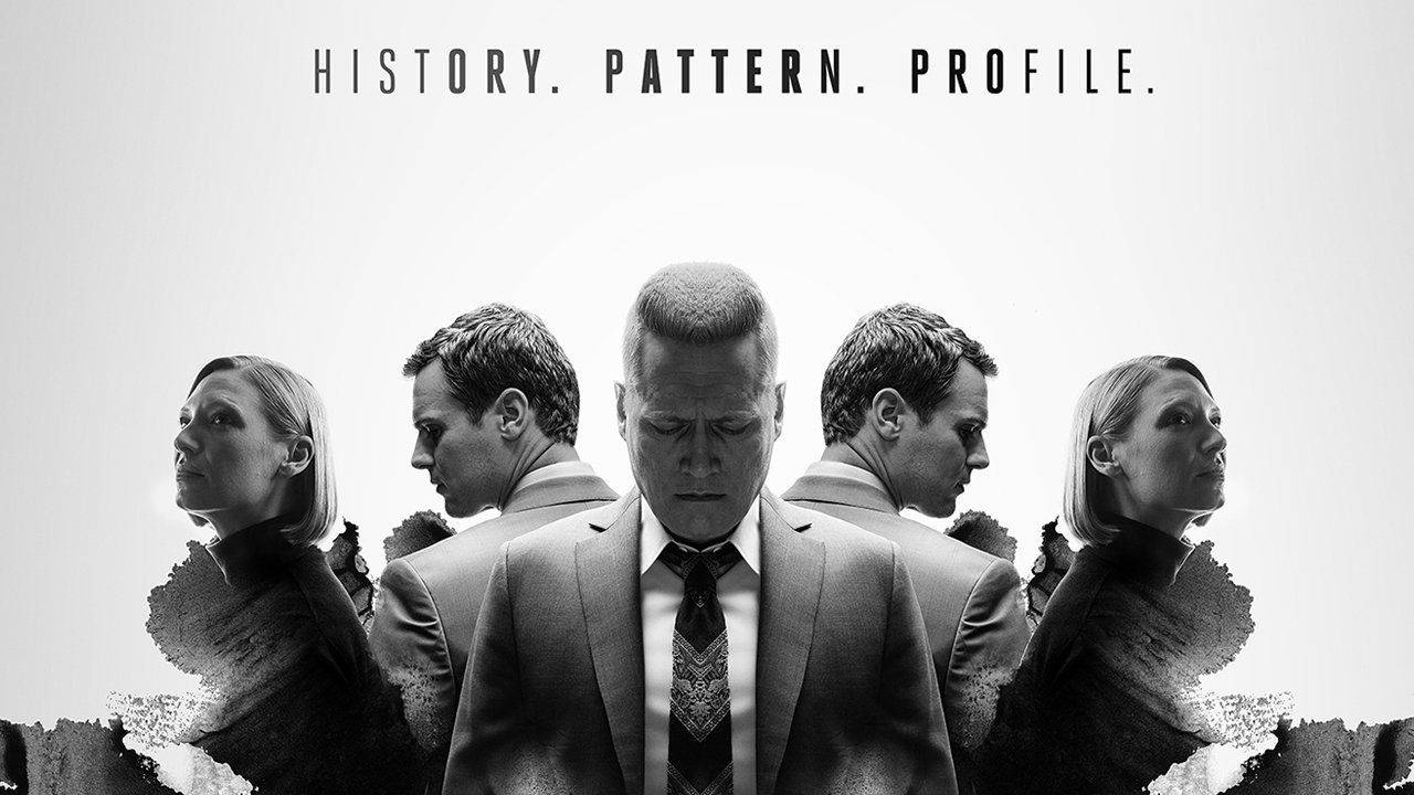 Hit Crime Thriller Mindhunter Netflix Series 壁紙 — 四位穿著西裝的嚴肅專業人士以對稱線條排列，上方帶有文字的單色肖像。