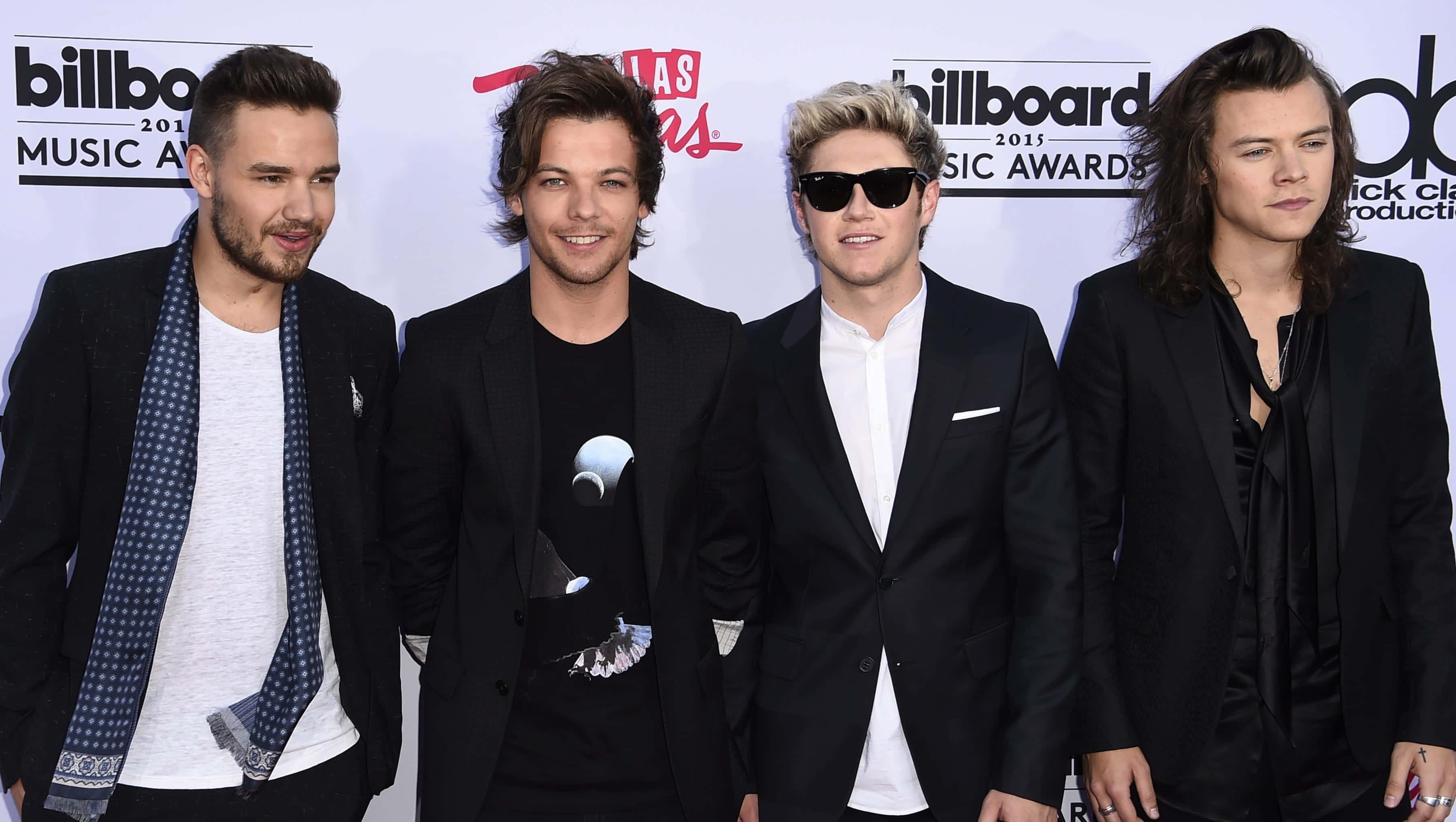 One Direction 桌布 壁紙 — 四位穿著黑色西裝的時尚男士在2015年Billboard音樂獎紅地毯上自信地擺姿勢。