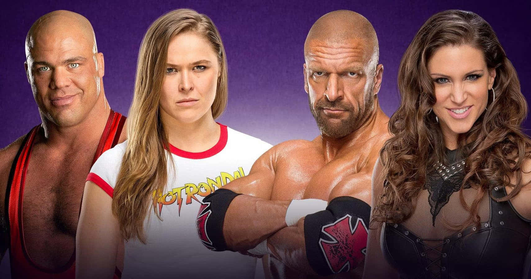 WWE 桌布 壁紙 — 四位肌肉發達的WWE摔角手在紫色漸變背景前自信地擺姿勢，表情強烈。