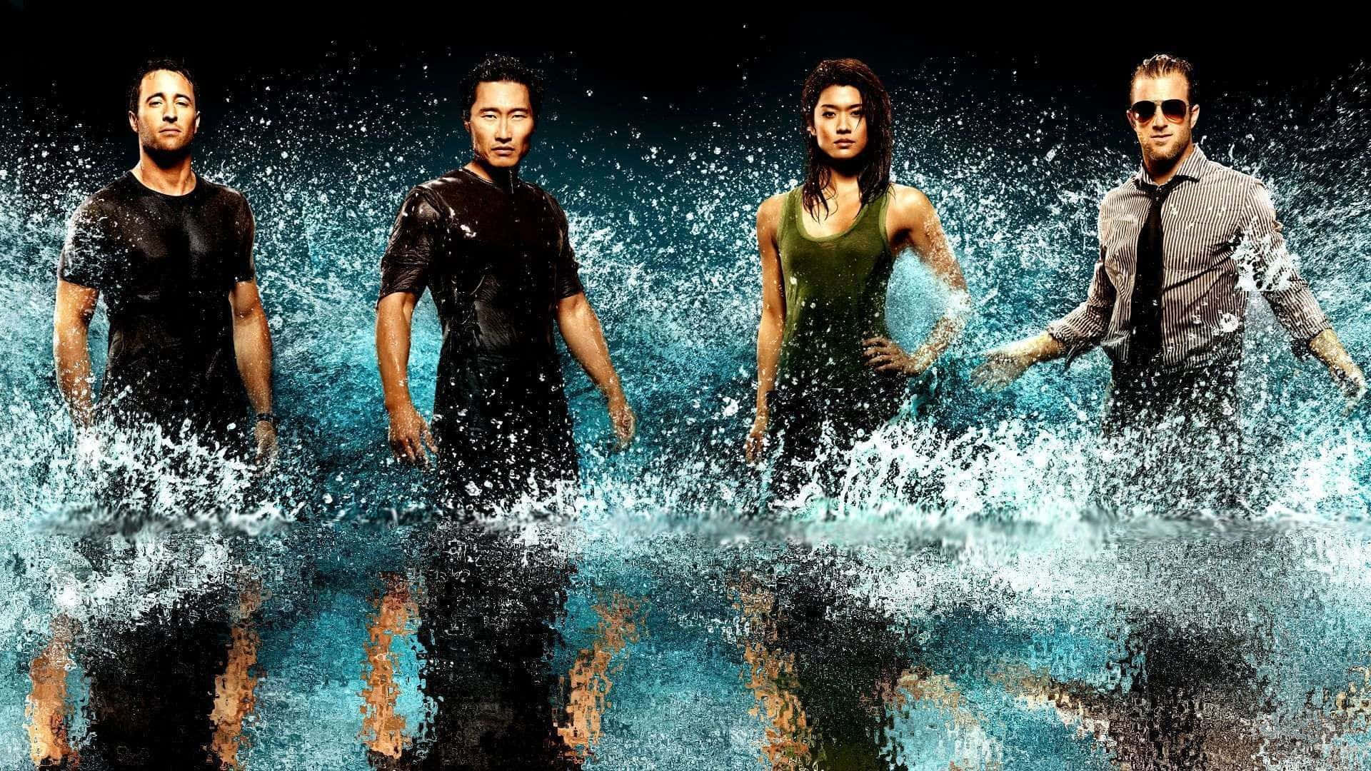 Tv Series 桌布 壁紙 — 四位表情強烈的演員站在洶湧的藍色水中，水花四濺，背景昏暗。