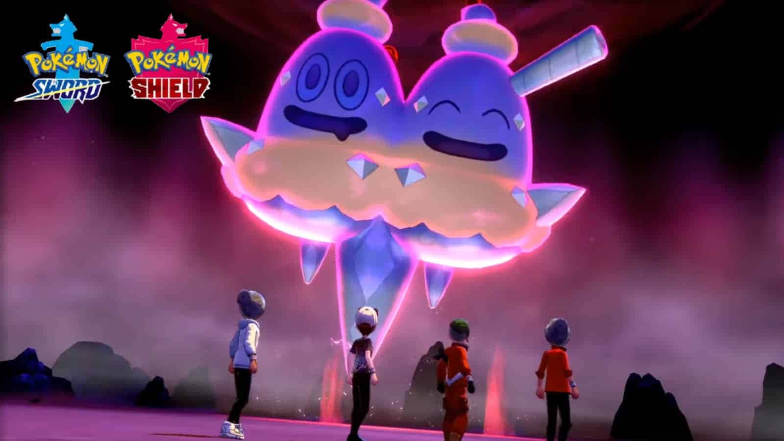 Pokemon 桌布 壁紙 — 四位訓練家喺霧氣瀰漫嘅岩石競技場中，仰望一隻巨大、發光、紫色同粉紅色、有鬍鬚同雙頭嘅Pokémon。