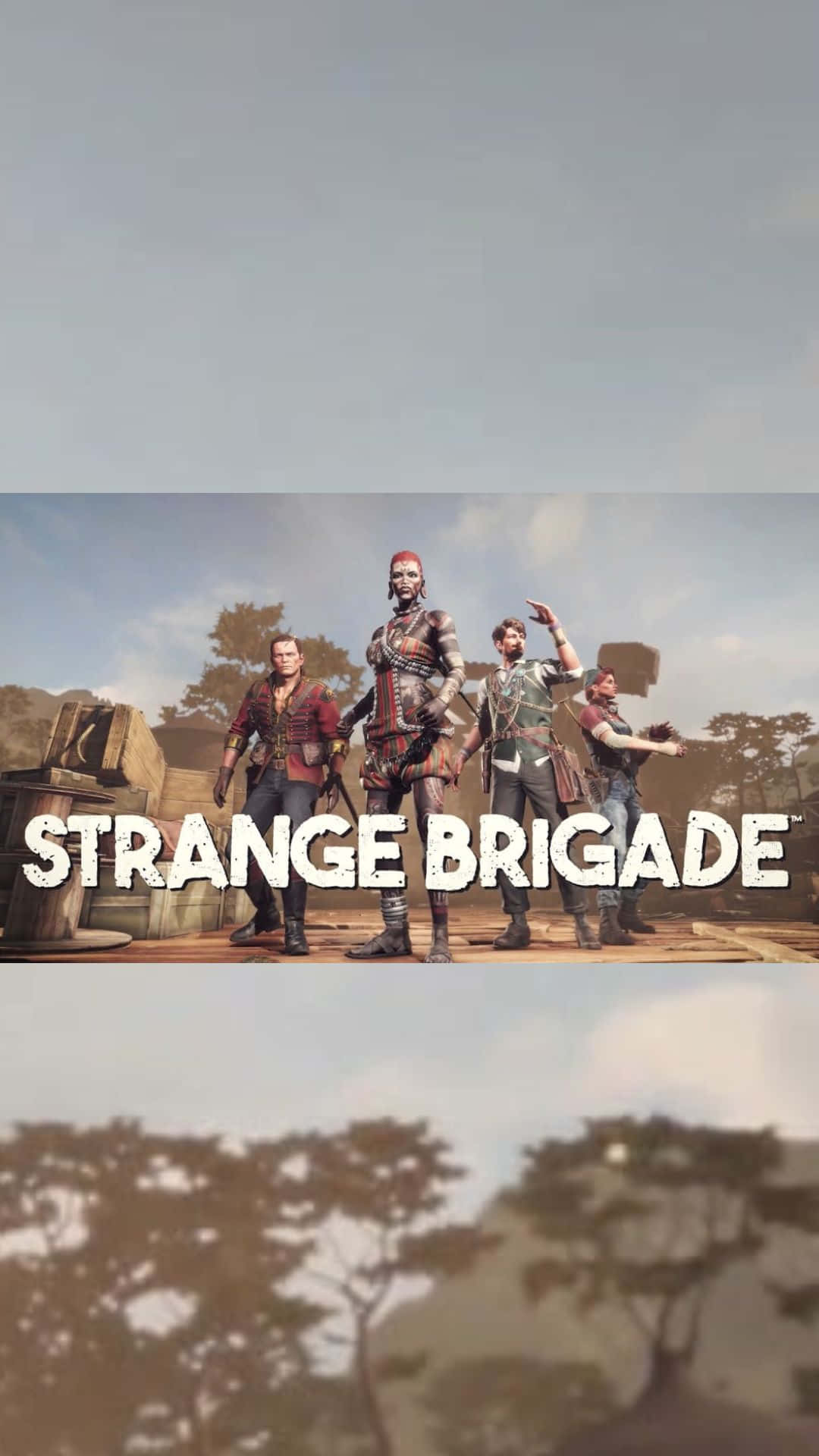 Android Strange Brigade 桌布 壁紙 — 四位身穿粗獷裝備的冒險者自信地站在木製平台上，背景是塵土飛揚的戶外場景，並 prominently 顯示標題 Strange Brigade。