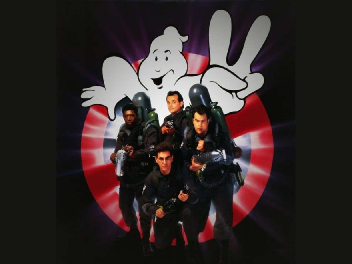 Ghostbusters 桌布 壁紙 — 四位身穿質子背包的捉鬼敢死隊在標誌性的微笑鬼魂標誌前擺姿勢，背景為紅白圓形。