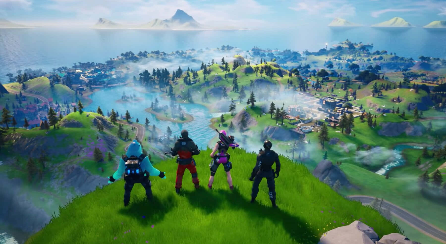 Action Game 桌布 壁紙 — 四個Fortnite角色站在一個長滿草的懸崖上，俯瞰著一個廣闊的島嶼，島上有湖泊、森林和遠處的山脈，天空明亮。