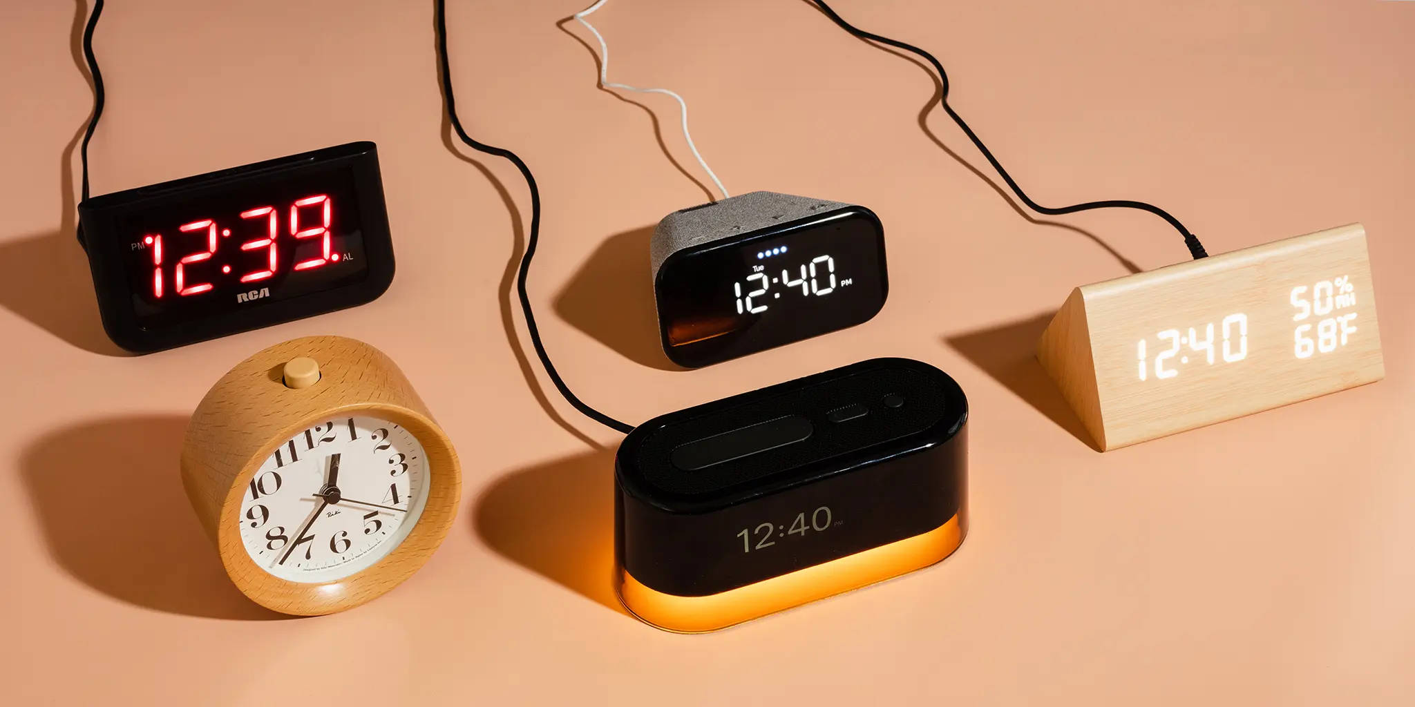 Clock 桌布 壁紙 — 四個不同的時鐘在溫暖的米色背景上顯示不同的時間和風格。