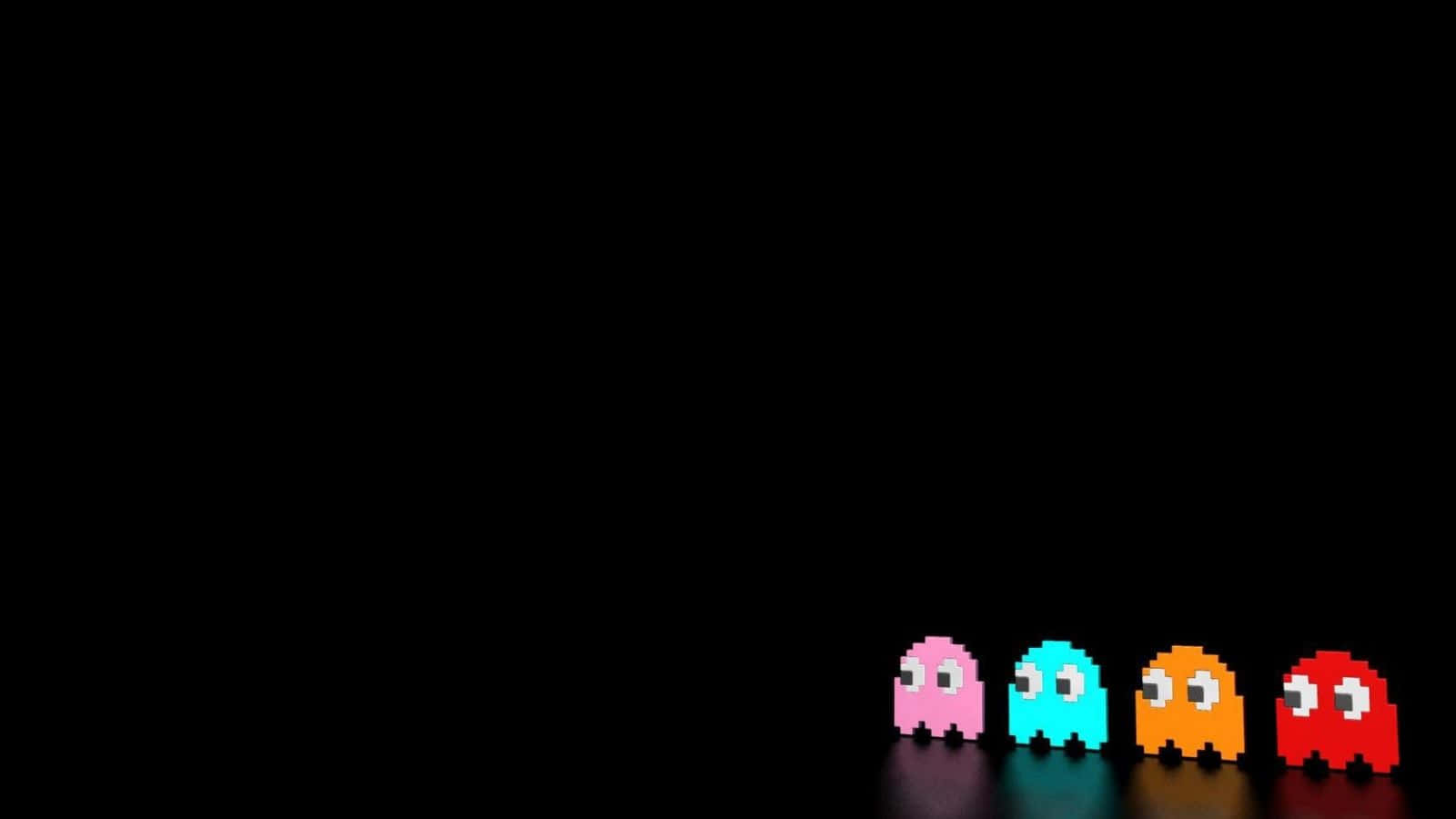 Simple Black 桌布 壁紙 — 四個來自 Pac-Man 的彩色像素鬼魂排成一排，背景為黑色，帶有微妙的反射效果。