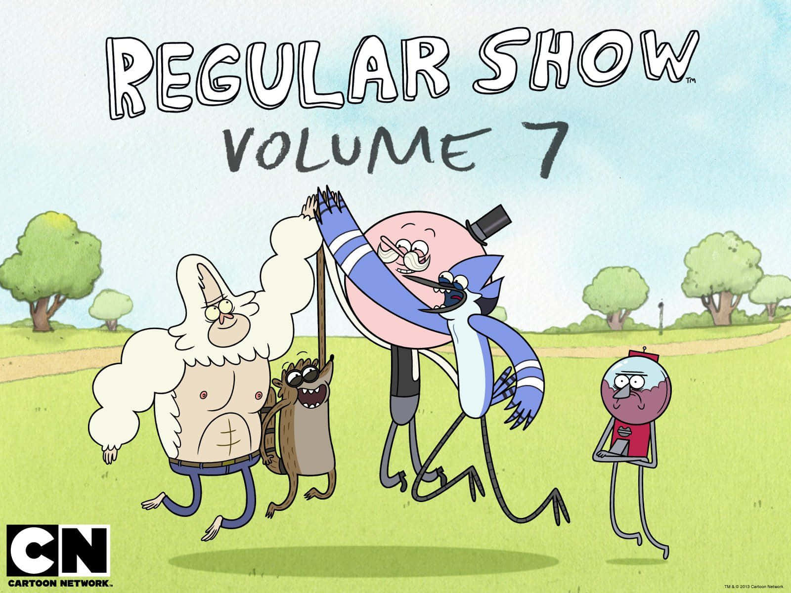 日常工作 桌布 壁紙 — 四個來自《Regular Show》的卡通角色在晴朗天空下，於戶外樹木和草地上愉快地擺姿勢。