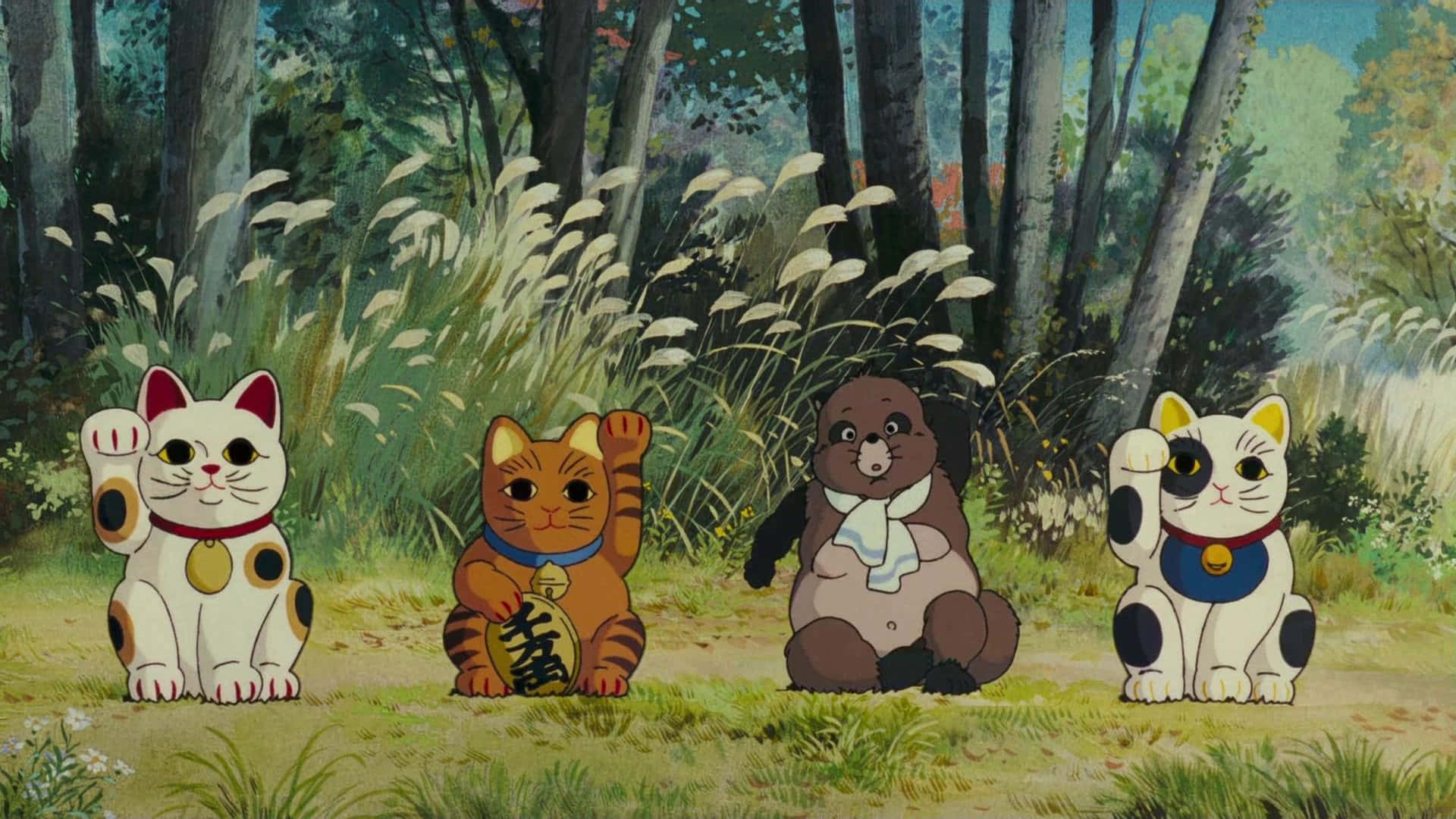 pom poko 桌布 壁紙 — 四個傳統日本招財貓公仔坐在陽光普照的森林空地中，背後有高草和樹木。