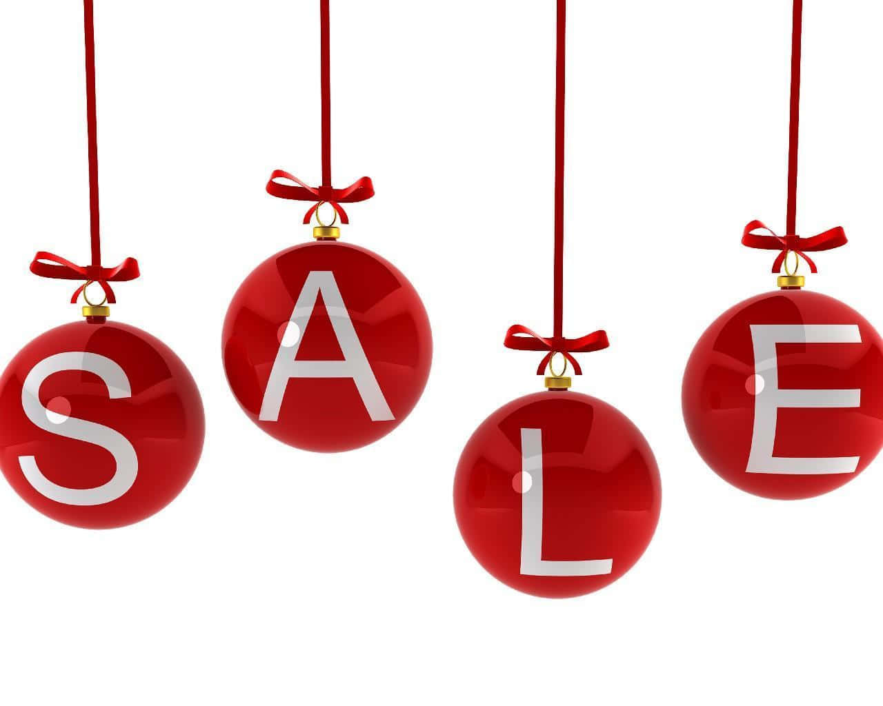 銷售 桌布 壁紙 — 四個光澤紅色裝飾品用白色字母拼出SALE，掛在紅色絲帶上，背景為白色。