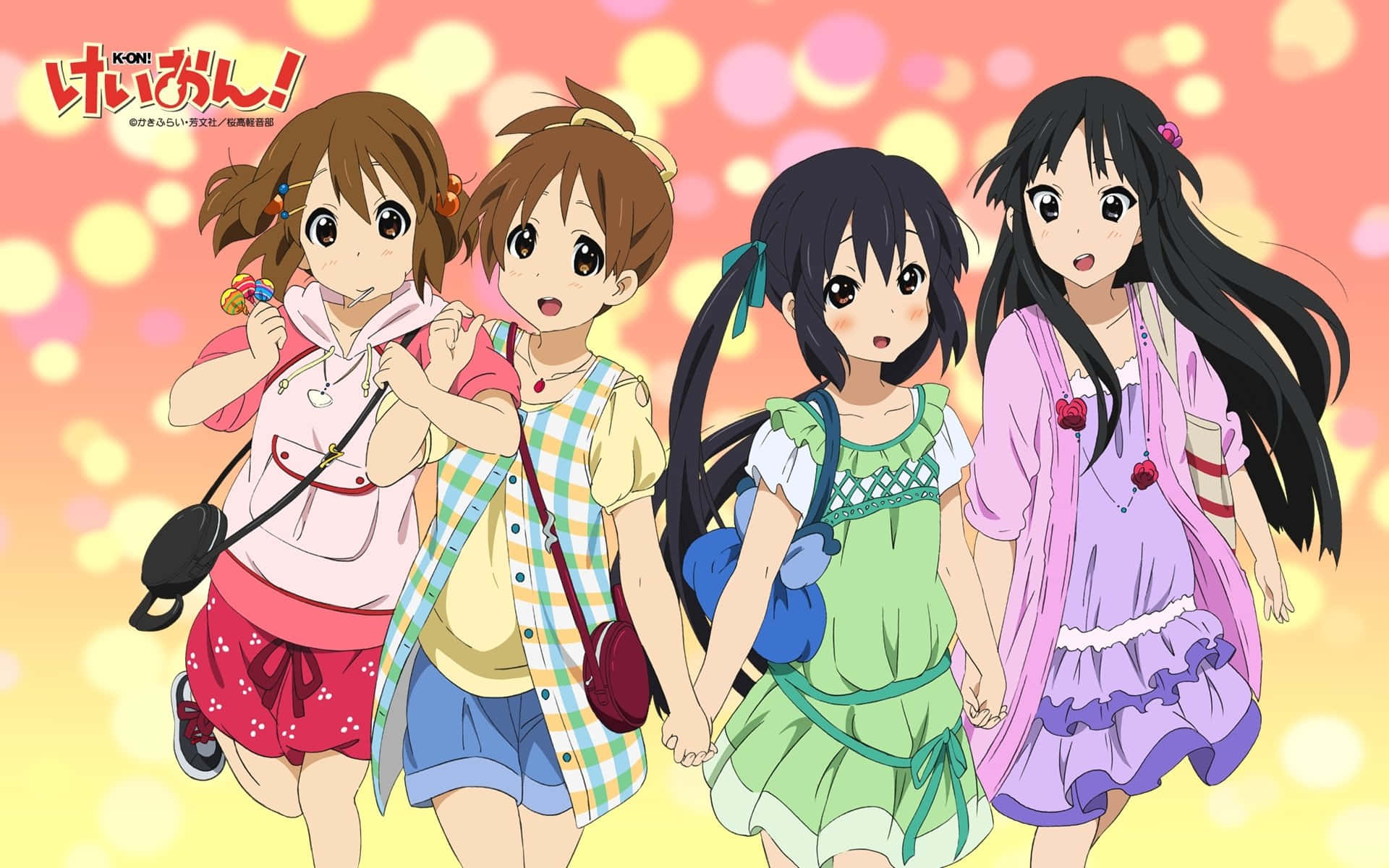K-on 桌布 壁紙 — 四個動漫女孩穿著色彩繽紛的休閒服裝，在溫暖的散景背景中手牽手，背景有柔和發光的圓圈。
