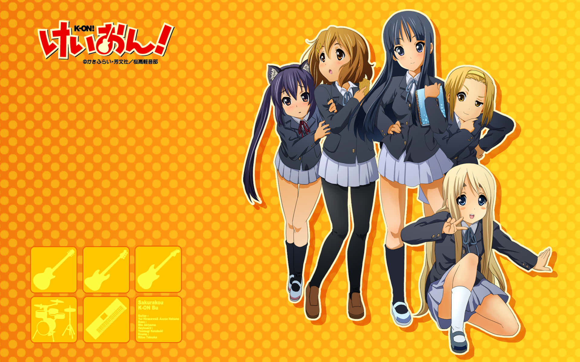 K-on 桌布 壁紙 — 四個動漫女學生穿著校服，在明亮的橙色圓點背景上與音樂圖標一起愉快地擺姿勢。