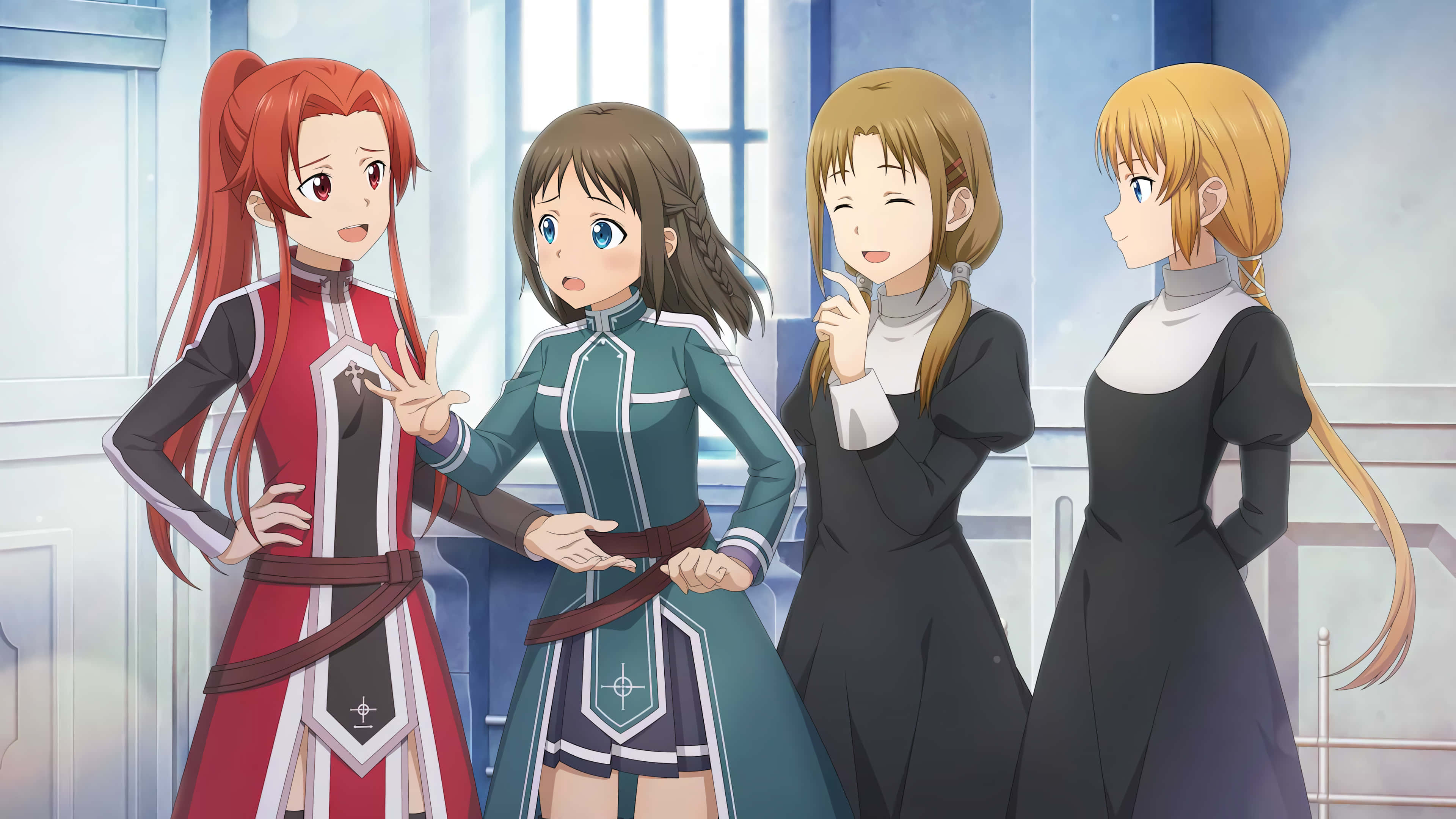 Tiese Shtolienen 桌布 壁紙 — 四個動漫少女穿著精細的奇幻服裝，一起站在明亮的窗邊房間裡，用豐富的表情手勢聊天。