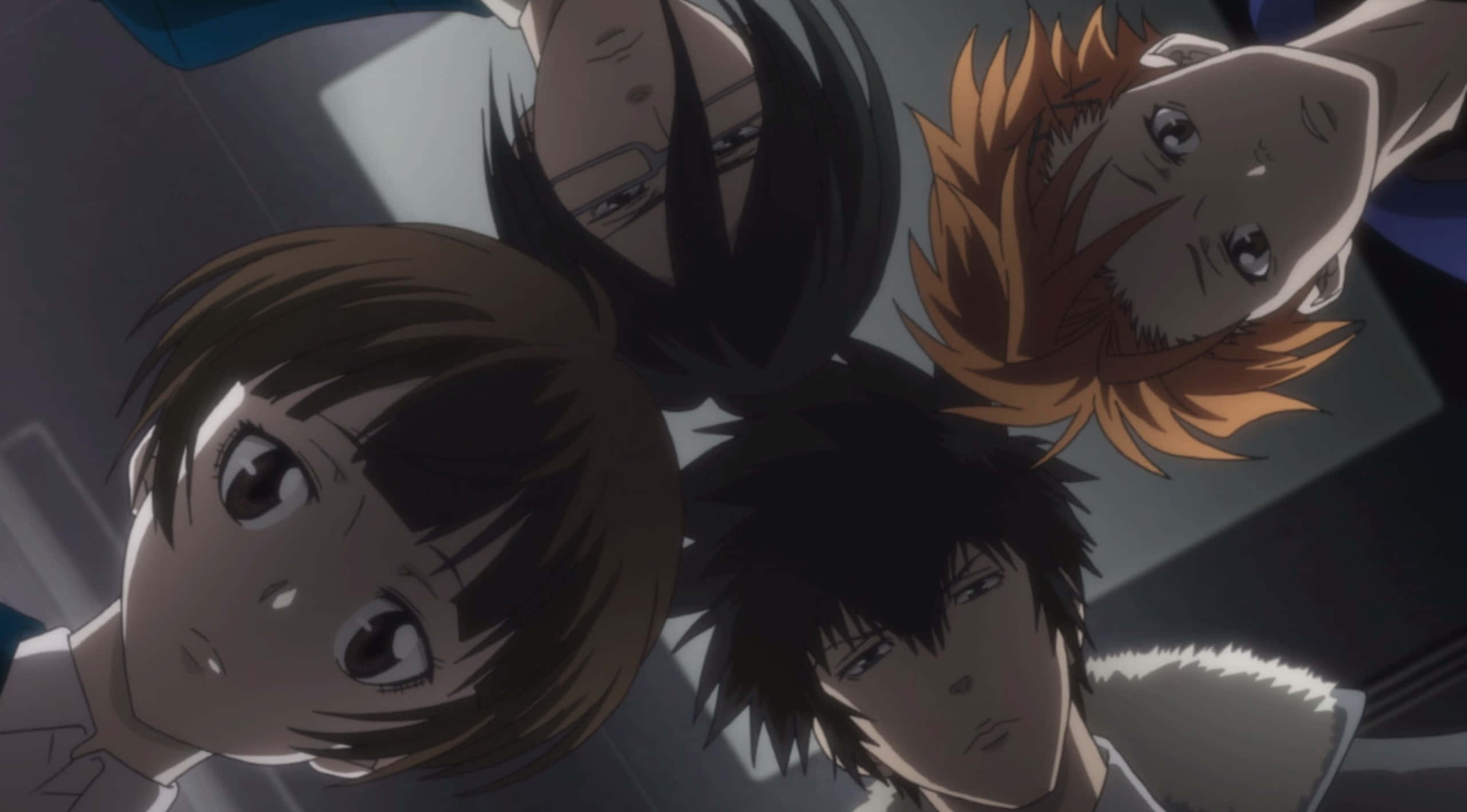 Psycho Pass 桌布 壁紙 — 四個動漫角色，擁有不同的髮色和表情，在昏暗的場景中從上方俯視。