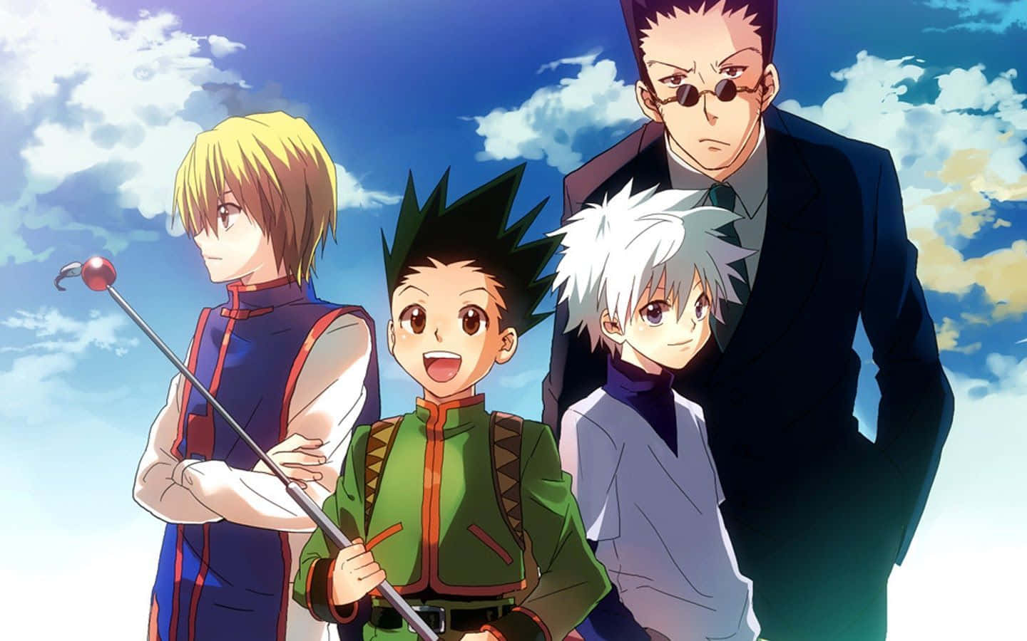 Leorio Paradinight 桌布 壁紙 — 四個動漫角色站在一起，背景是明亮的藍天和蓬鬆的白雲。