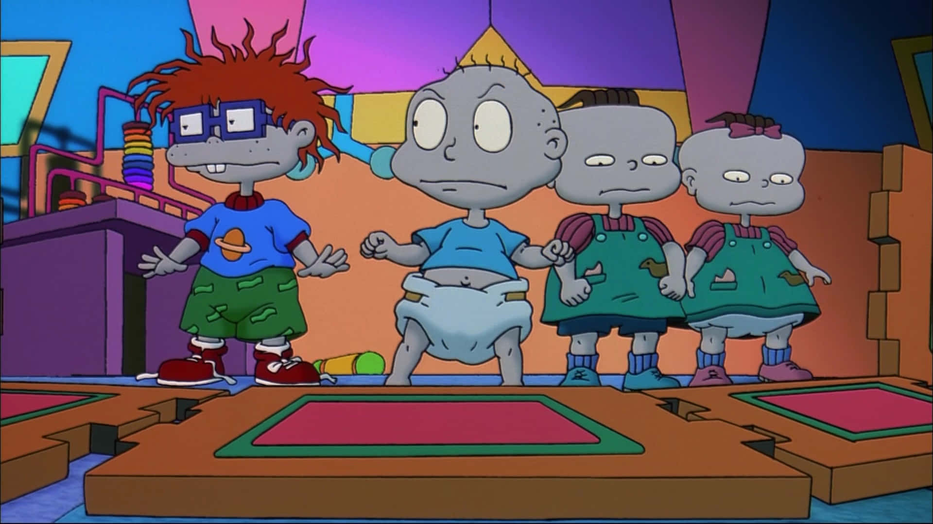 rugrats 桌布 壁紙 — 四個動畫幼兒，特徵誇張，站在一個色彩繽紛、卡通風格的房間裡，家具不匹配。