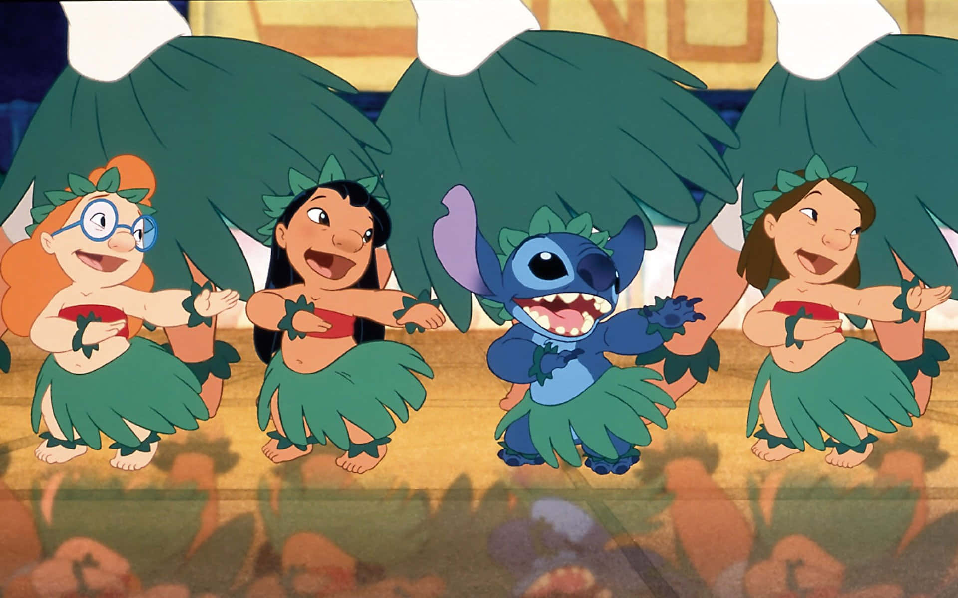 Cute Lilo And Stitch 桌布 壁紙 — 四個動畫角色穿著綠色草裙，在溫暖的舞台燈光下愉快地舞動，手持大型樹葉道具。