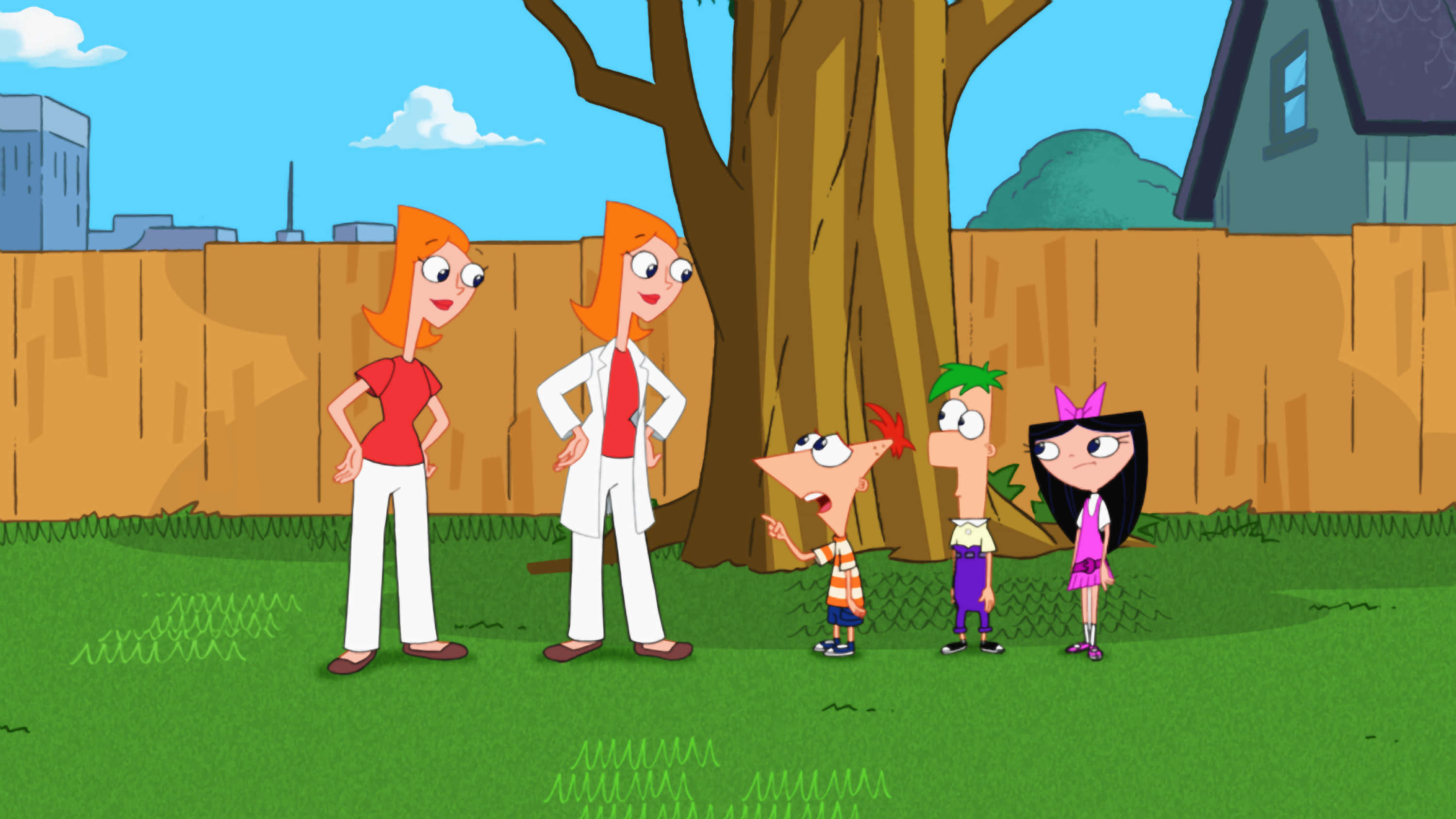 Phineas And Ferb 桌布 壁紙 — 四個動畫角色站在郊區後院的一棵大樹下，背景有木柵欄和房屋。