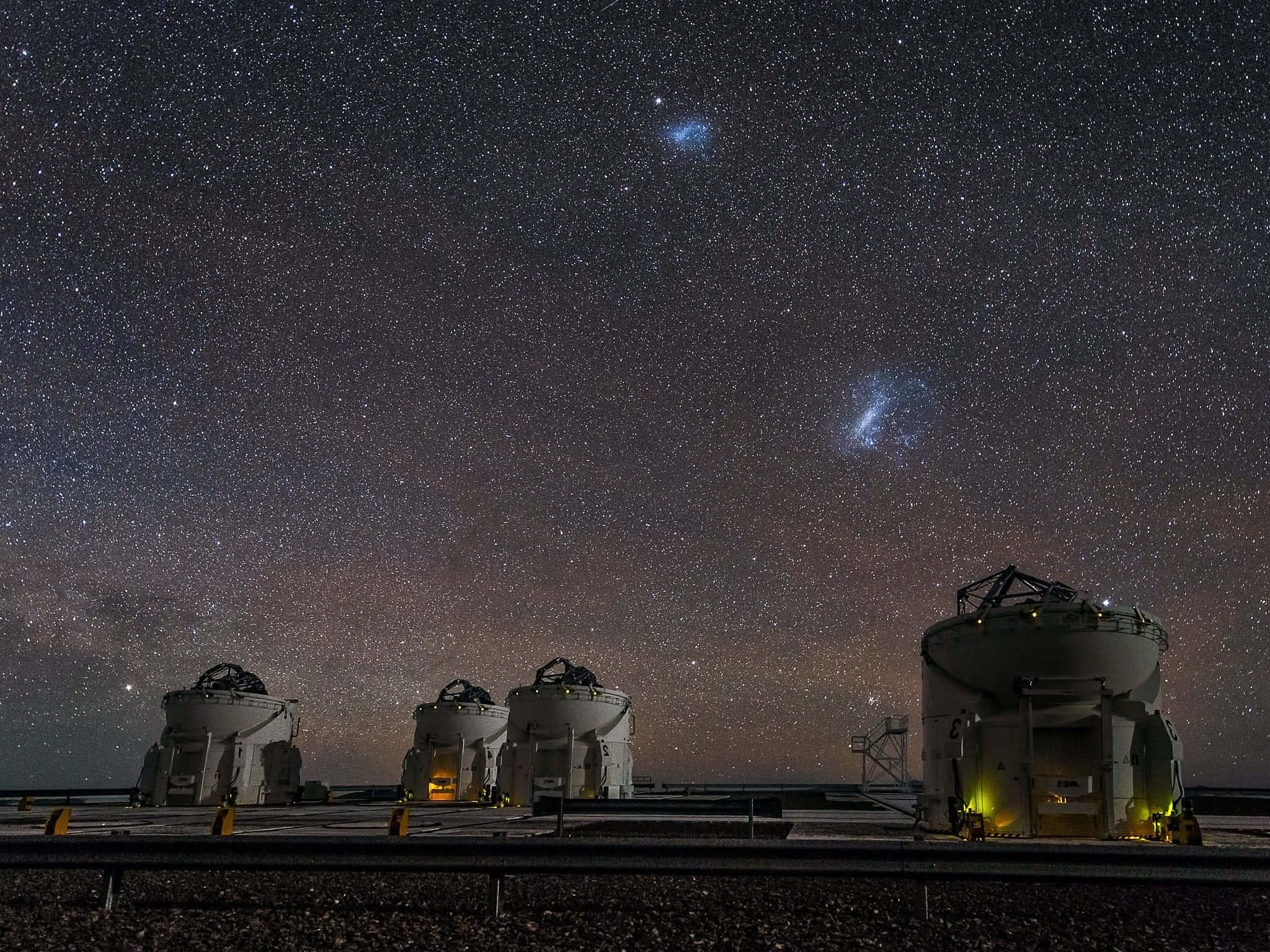 Space Observation 桌布 壁紙 — 四個天文台圓頂矗立在星空下，上方可見銀河和發光的星雲。