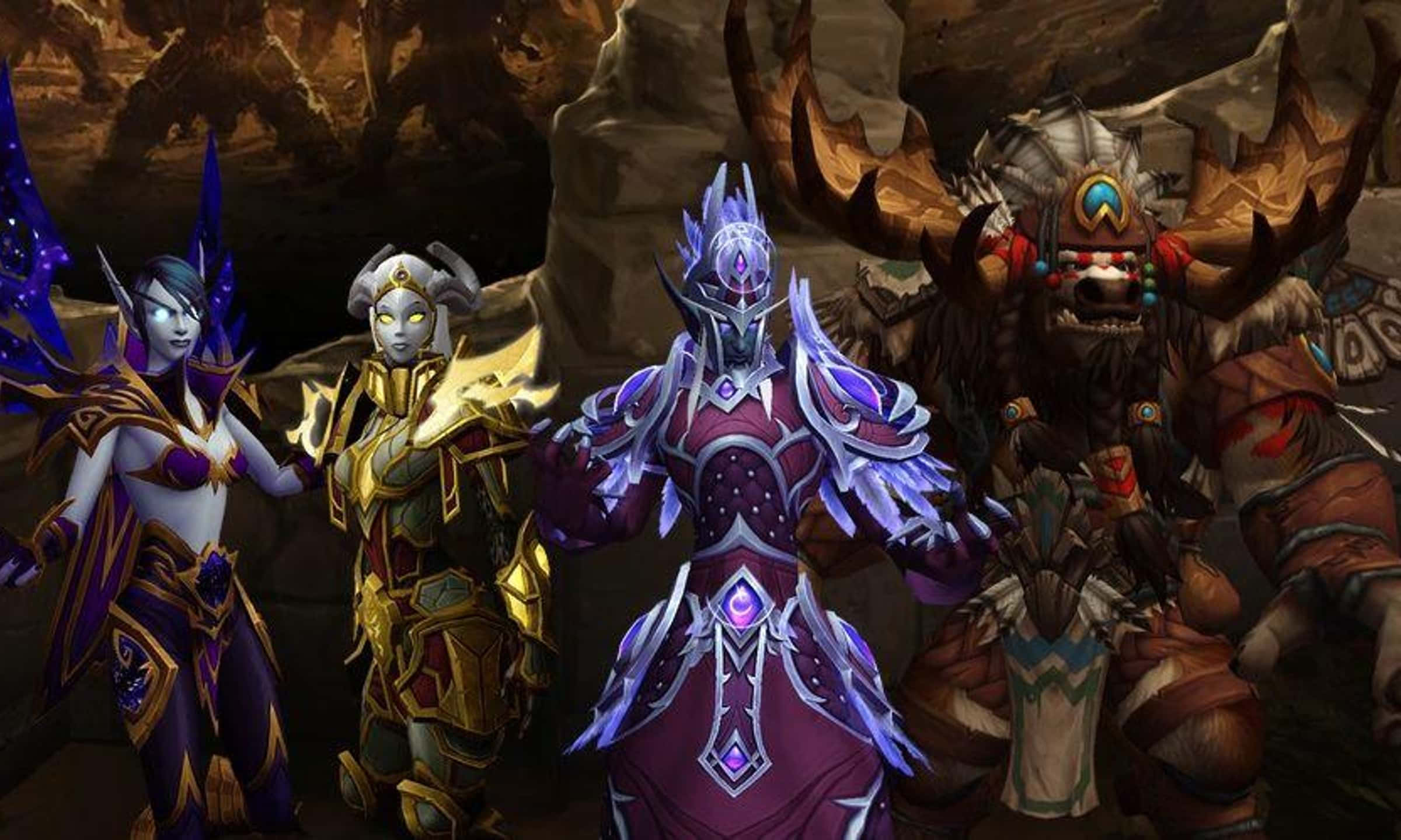 World Of Warcraft Races 桌布 壁紙 — 四個奇幻角色身穿華麗盔甲，一起站在岩石洞穴般的環境中。