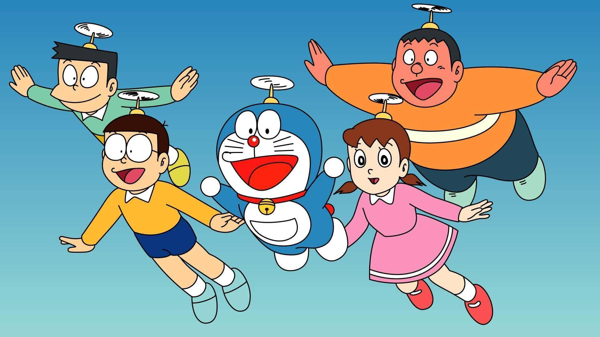 shizuka doraemon 桌布 壁紙 — 四個戴著螺旋槳帽的快樂卡通角色，張開雙臂，咧嘴大笑，在清澈的藍天中翱翔。