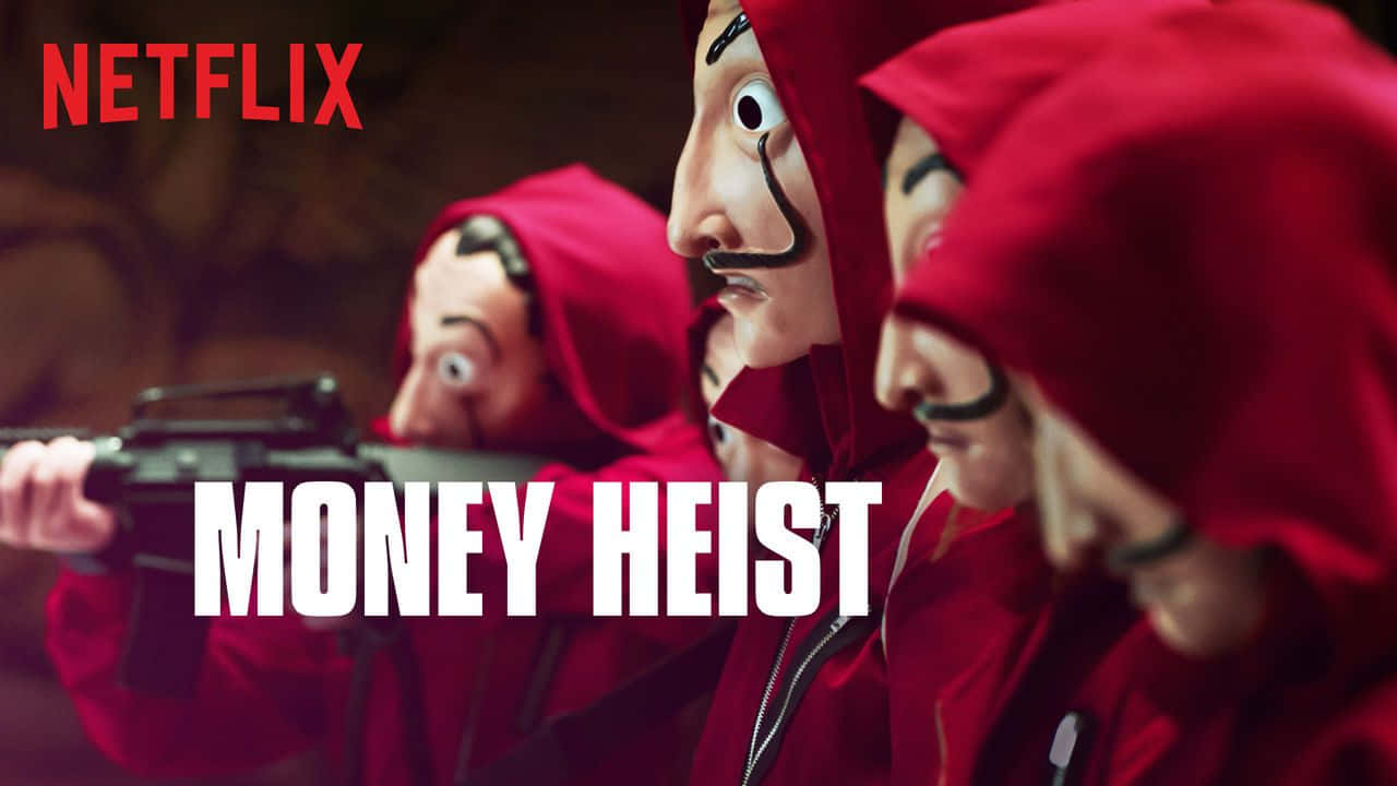 Money Heist 桌布 壁紙 — 四個戴面具、身穿紅色連帽衫的人物在黑暗背景下專注地瞄準步槍。