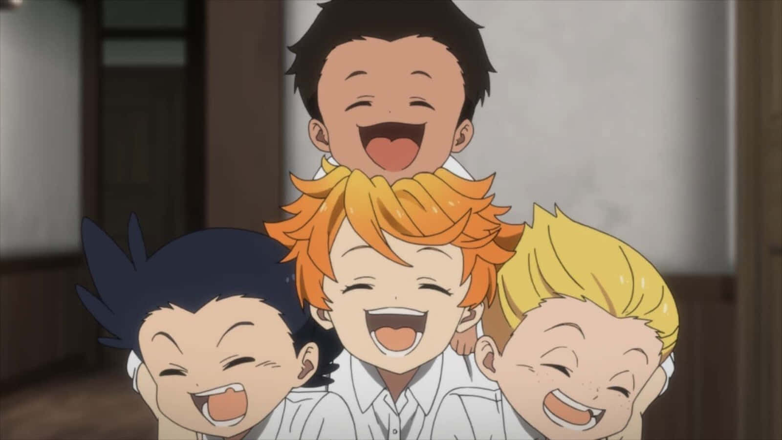 The Promised Neverland Don 桌布 壁紙 — 四個擁有鮮豔髮色的快樂動畫男孩在溫暖照明的室內場景中一起大笑。