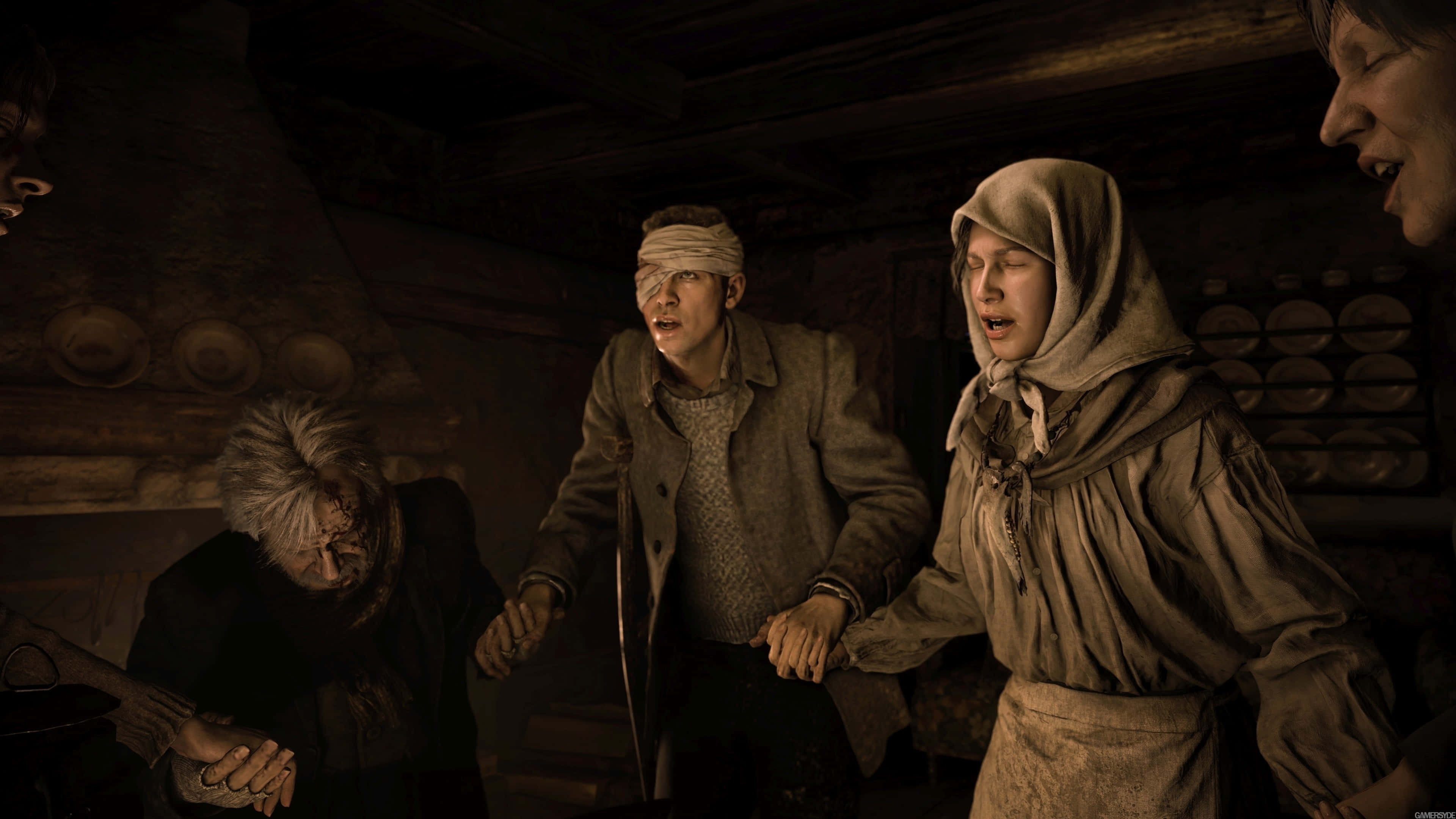 Resident Evil Village 桌布 壁紙 — 四個痛苦嘅村民喺昏暗嘅木屋入面對陰影中嘅怪物身影感到恐懼同驚駭。