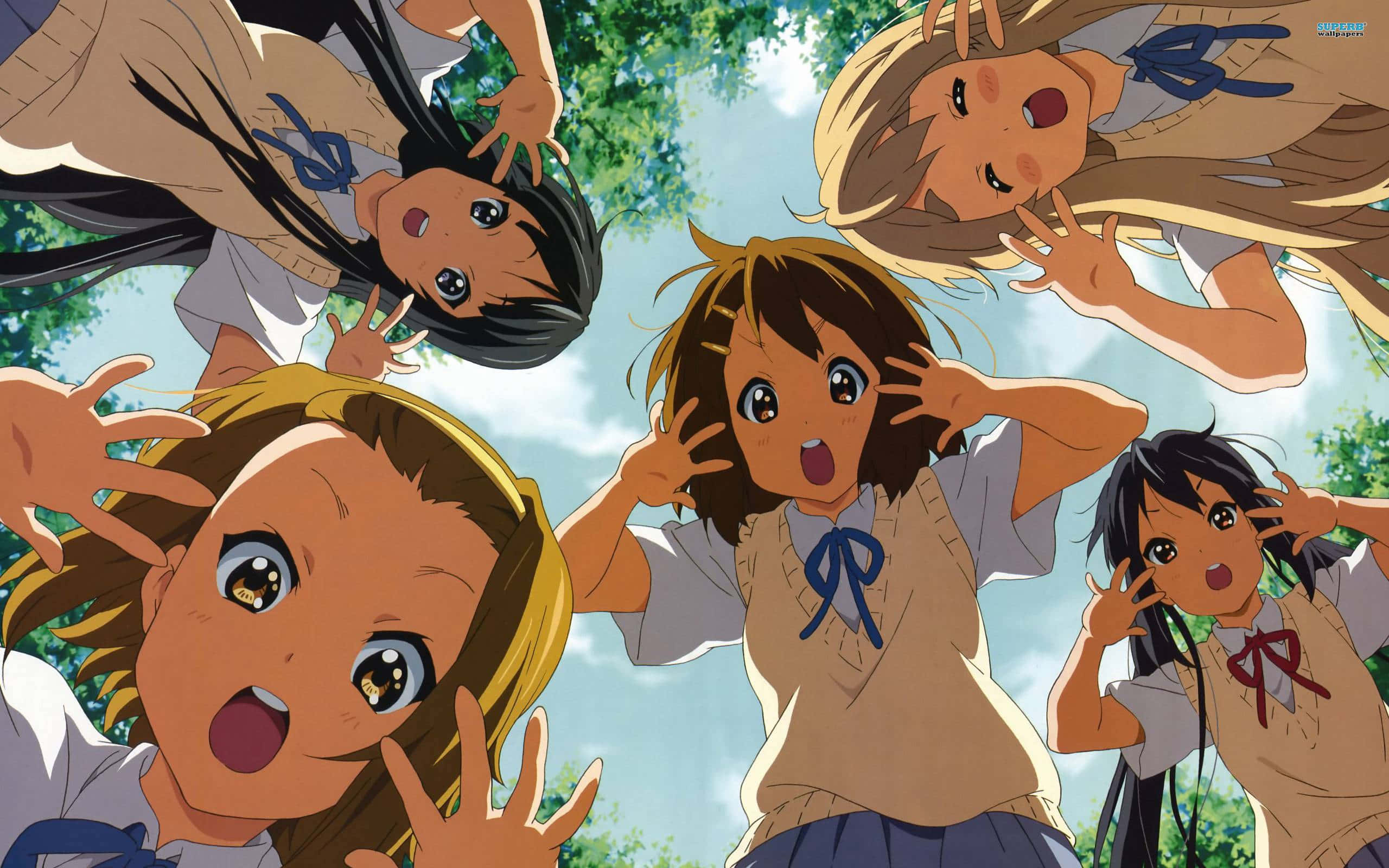 K-on 桌布 壁紙 — 四個穿著校服嘅動漫女仔喺晴朗藍天同綠樹背景下，開心咁向觀眾伸出手。