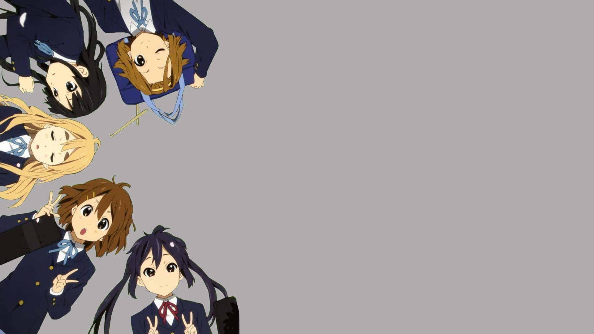 K-on 桌布 壁紙 — 四個穿著校服的動漫女孩在純灰色背景前微笑並開心地擺姿勢。