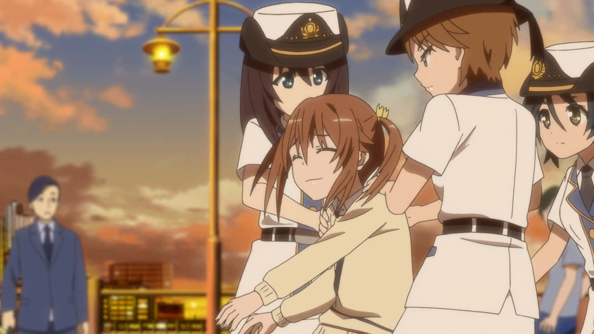 High School Fleet 桌布 壁紙 — 四個穿著水手服嘅動畫女仔喺金色日落城市景觀同發光嘅街燈下溫暖地擁抱。