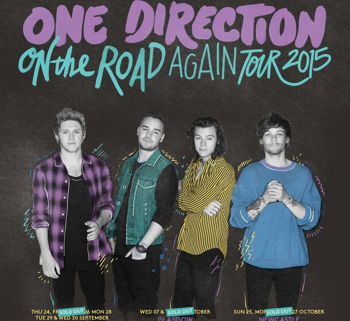 One Direction 桌布 壁紙 — 四個穿著色彩繽紛休閒服的年輕男子站在深色黑板風格背景前，背景上有巡演日期和鮮豔的紫色與藍綠色文字。