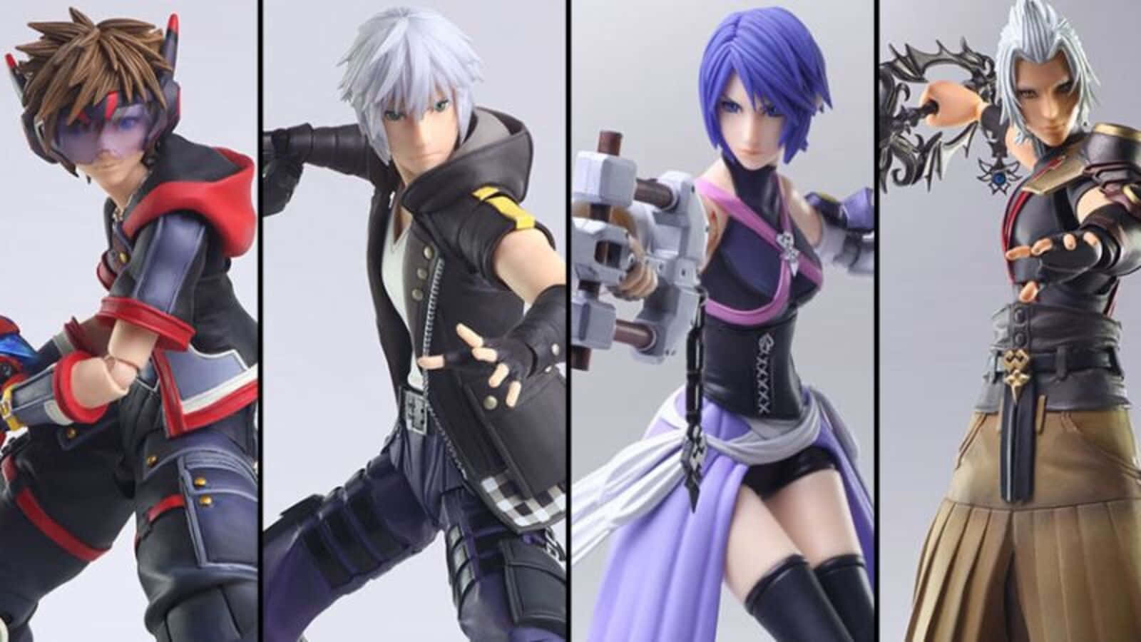 Kingdom Hearts Terra 桌布 壁紙 — 四個細節豐富的動漫人物模型，以動態姿勢擺放在純灰色背景前。