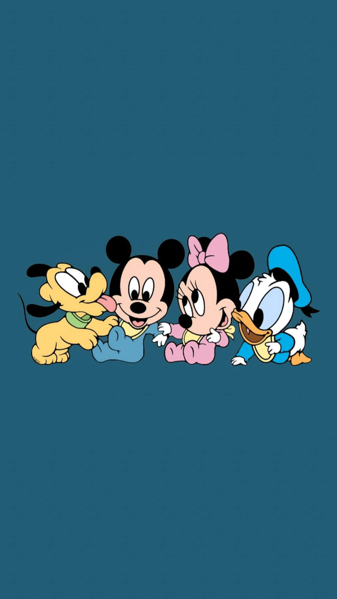 Cute Cartoon Characters 桌布 壁紙 — 四個經典迪士尼角色米奇、米妮、布魯圖和高飛坐在純色藍綠色背景上。