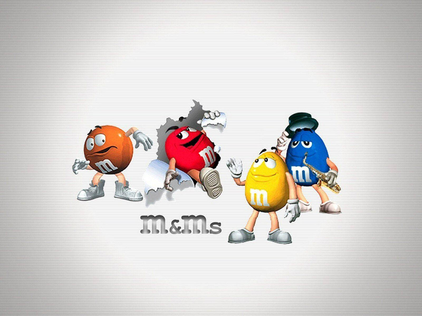 四個M&M's角色從撕裂的銀色表面彈出。