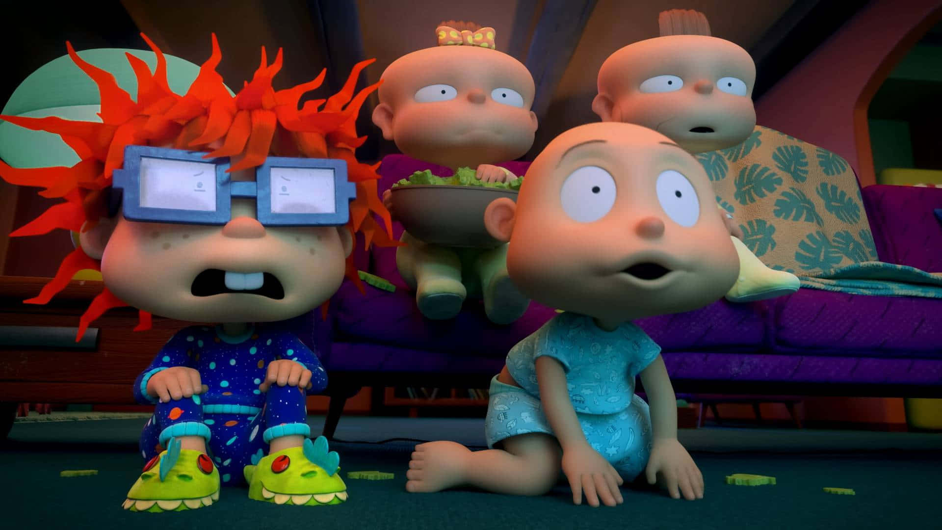 rugrats 桌布 壁紙 — 四個表情誇張的動畫幼兒坐在色彩繽紛的卡通客廳中的紫色沙發和地板上。