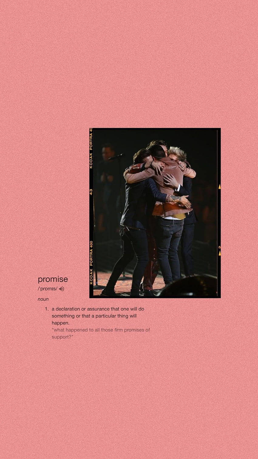 One Direction Aesthetic 桌布 壁紙 — 四個身穿深色衣服的男人在燈光昏暗的舞台上緊緊擁抱，背景是帶有字典定義文字的紋理粉紅色背景。