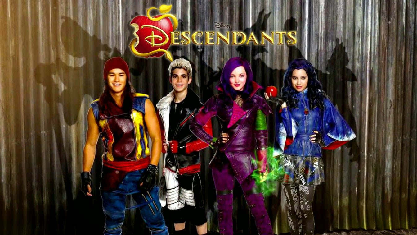 Descendants 桌布 壁紙 — 四個迪士尼《星光繼承者》角色穿著色彩繽紛的服裝，在波紋金屬牆前自信地擺姿勢，牆上方有節目標誌。
