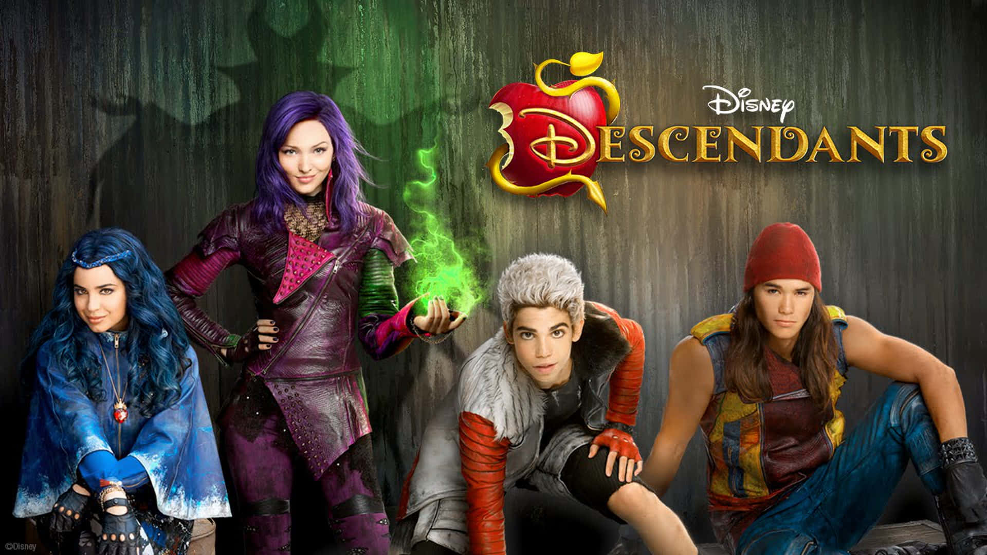Descendants 桌布 壁紙 — 四個迪士尼Descendants角色在深色木牆前擺出戲劇性姿勢，伴隨著發光的綠色魔法和紅色蘋果標誌。