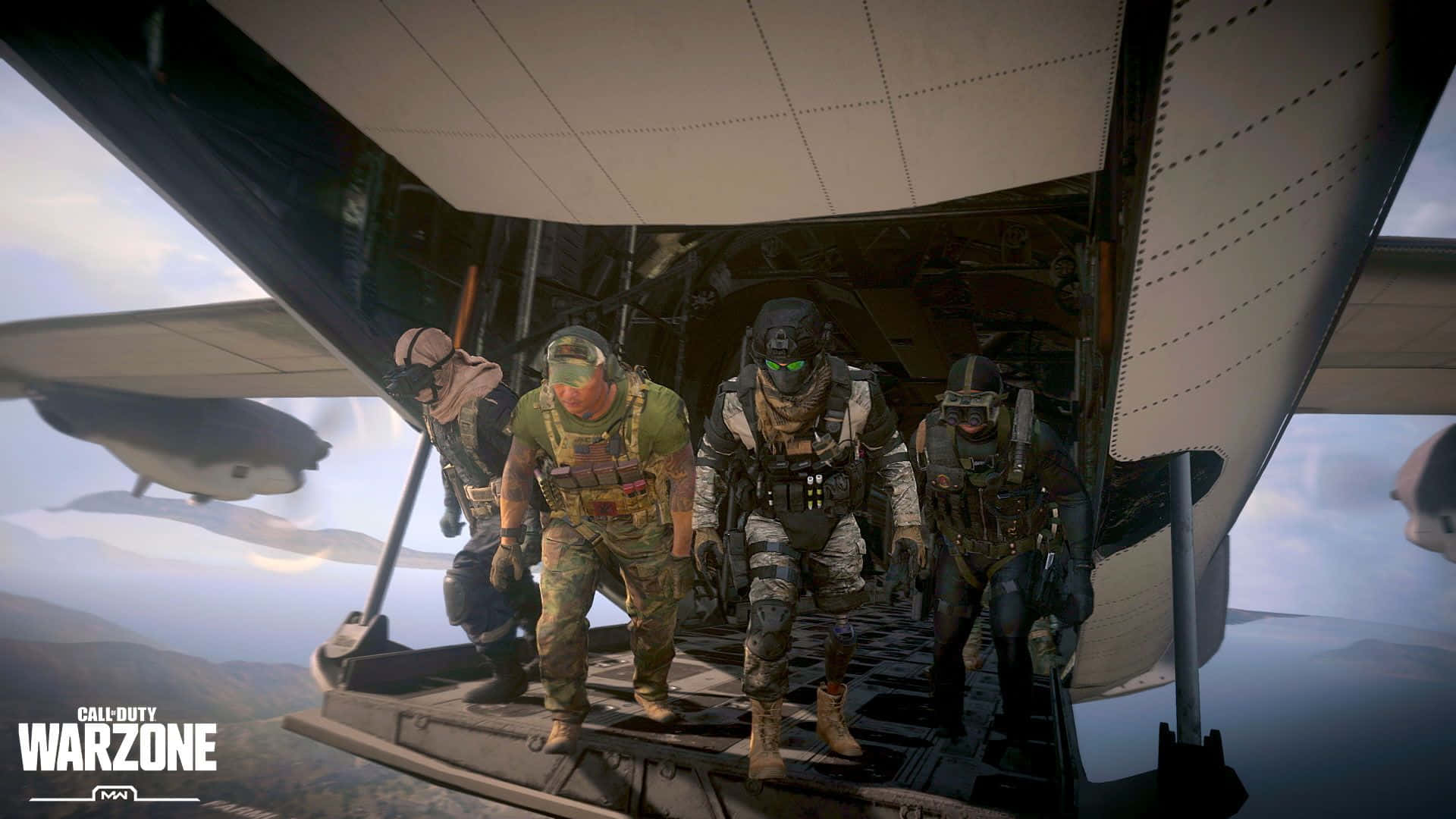 Call Of Duty Vehicles 桌布 壁紙 — 四名全副武裝、身穿戰術裝備的士兵正從一架盤旋在山區景觀上空的軍用直升機上降落。