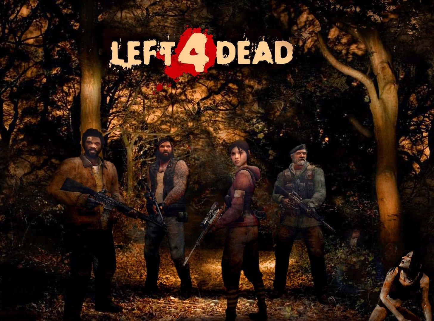 Left 4 Dead Characters 桌布 壁紙 — 四名武裝生還者在黑暗森林中保持警覺，而一個喪屍潛伏在『Left 4 Dead』標誌下方的陰影中。