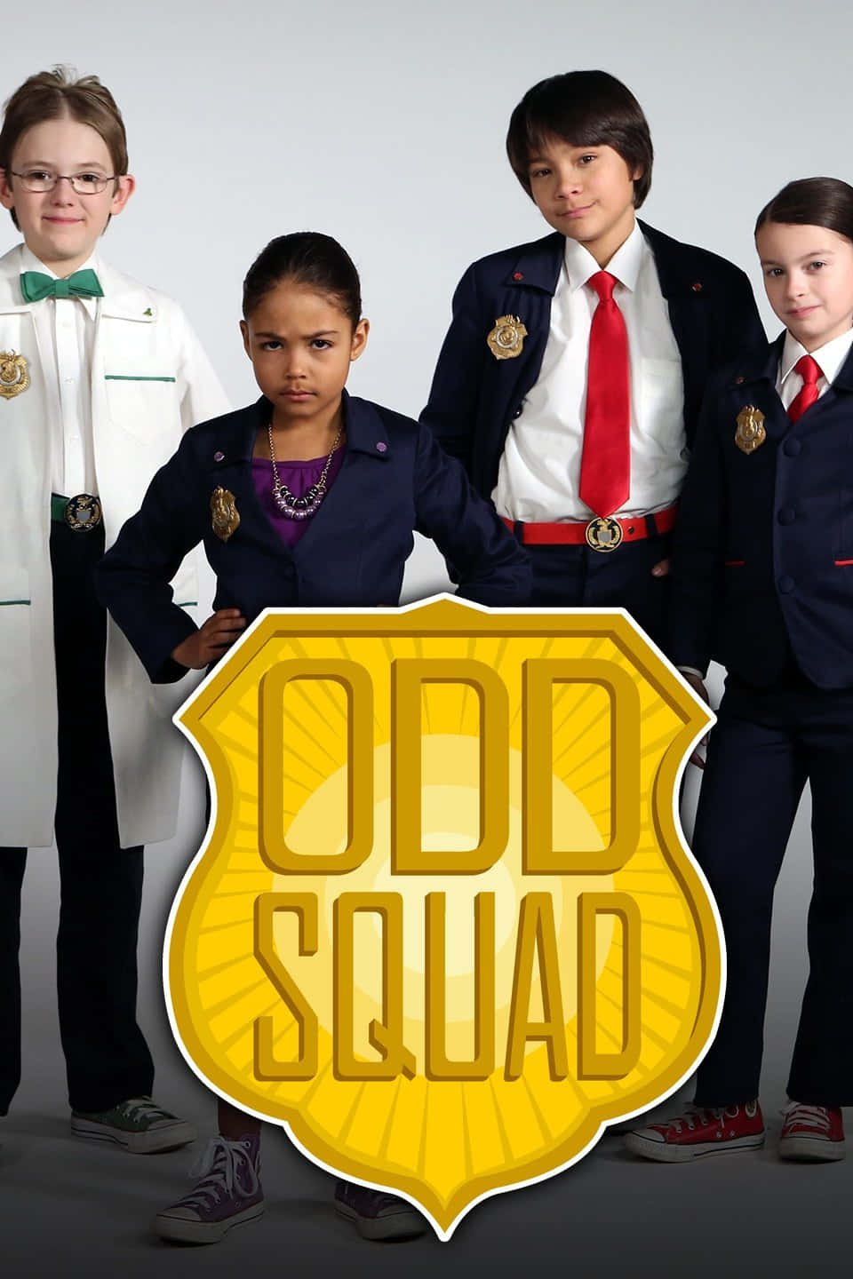 squad 桌布 壁紙 — 四名穿著主題制服的孩子自信地站在一個大型黃色Odd Squad盾牌標誌後面。