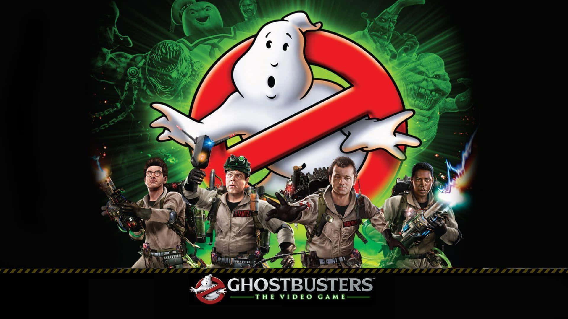 Ghostbusters 桌布 壁紙 — 四名穿著米色制服嘅捉鬼敢死隊，喺綠色發光背景前瞄準質子背包，背景有標誌性鬼魂標誌。