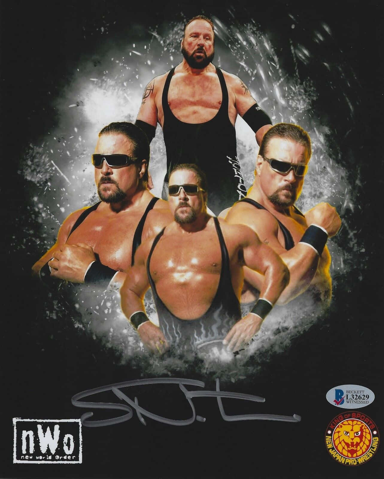 Scott Norton NWO Poster Design 壁紙 — 四名肌肉發達的摔角手穿著黑色緊身背心和太陽眼鏡，在黑暗背景中從動態水花中出現。