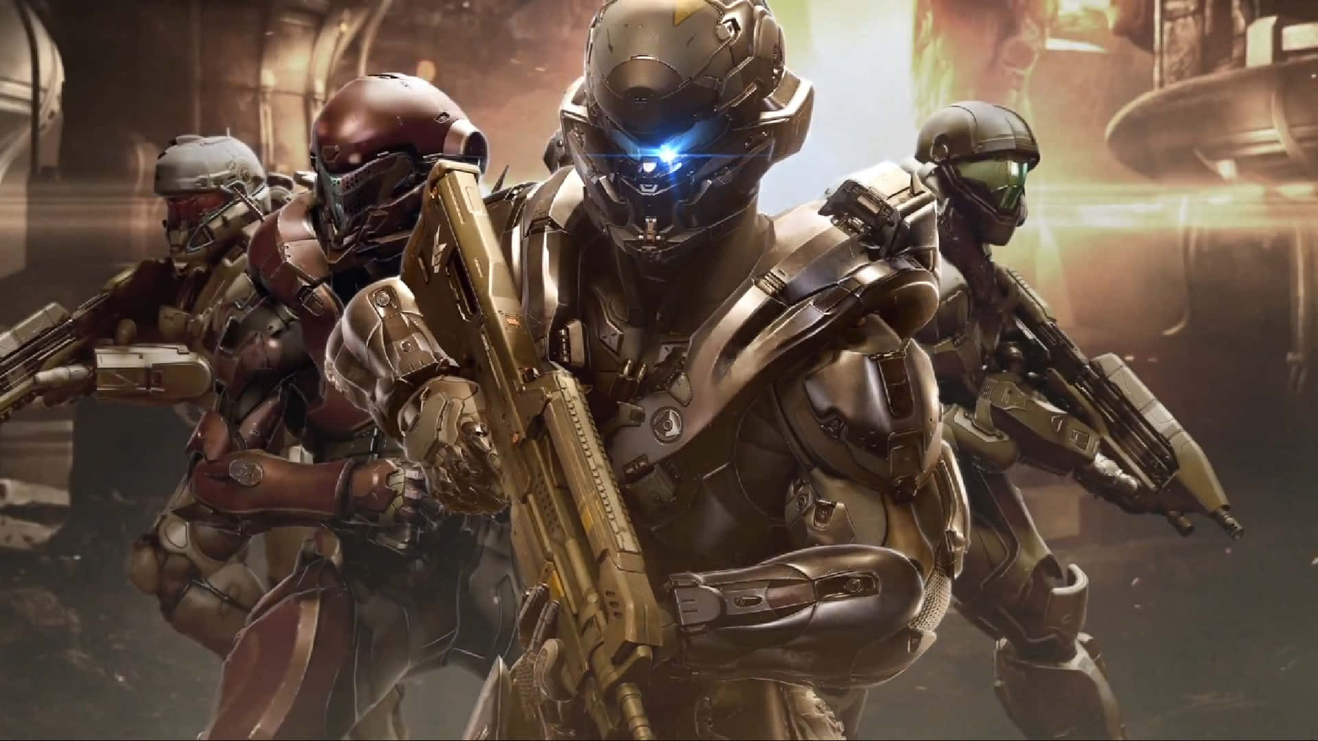 Halo 5 Blue Team 桌布 壁紙 — 四名裝甲士兵戴著發光面罩，在昏暗的未來風格走廊中待命。