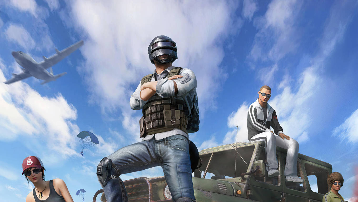 pubg mobile 桌布 壁紙 — 四名身穿戰術裝備和休閒服飾的遊戲玩家，在明亮的藍天下，以降落傘和飛機為背景，自信地站在軍用吉普車上擺姿勢。
