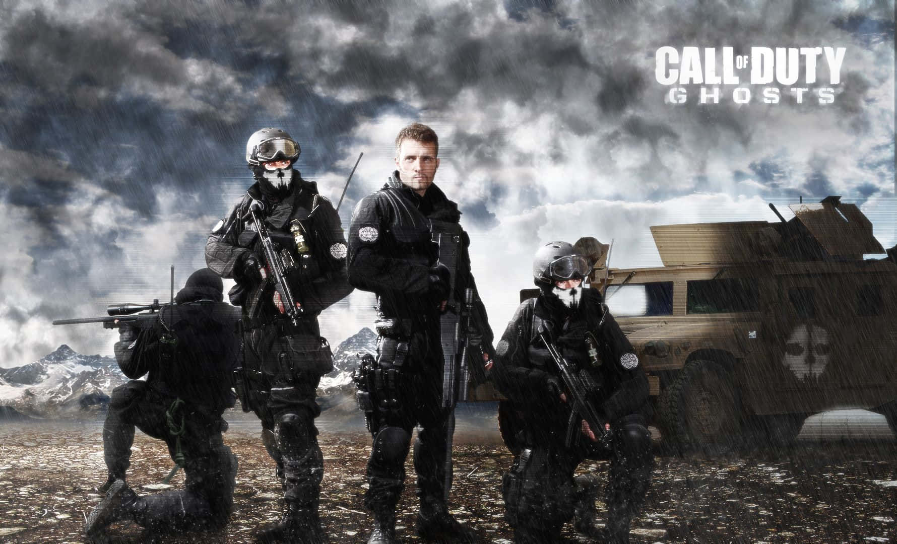 Call Of Duty Soldiers 桌布 壁紙 — 四名身穿戰術裝備的士兵站在風暴天空下的雪地山區地形中，附近有一輛裝甲車。