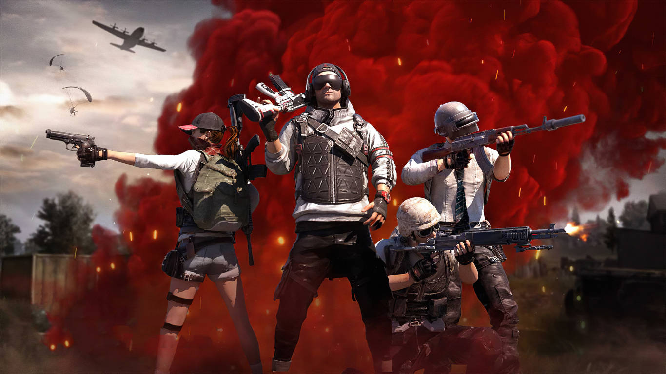 PUBG 桌布 壁紙 — 四名身穿戰術裝備的武裝玩家，在火紅煙霧和降落傘的背景中準備就緒。